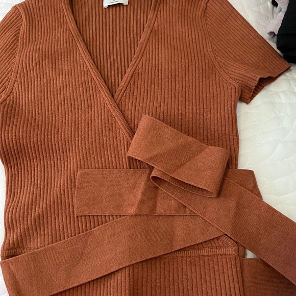 Aritzia Vneck Cropped Top - Picture 3 of 4